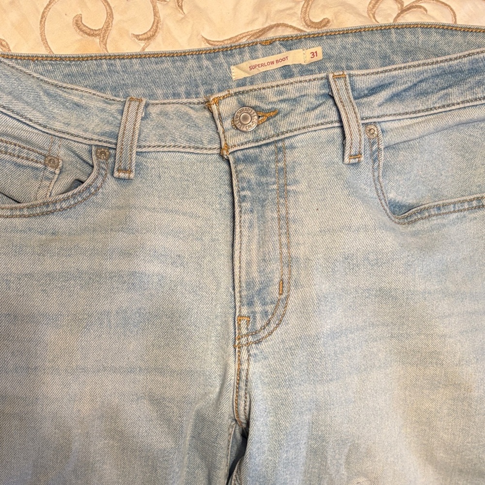 Levi Light Wash Women’s Jeans - Size 31